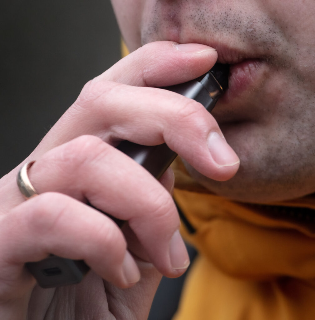 why is my e-cig leaking vaping